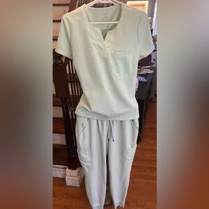 Jaanuu medium light green scrub set